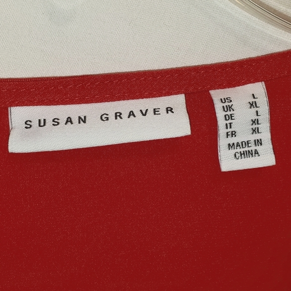 SUSAN GARVER RED TOP WITH SLICED AND TWISTED ON ARM. - Picture 3 of 5